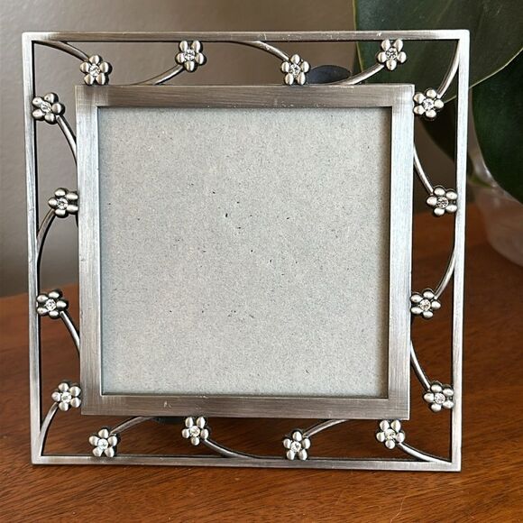 Elsa L Silver Floral Picture Frame! - Picture 1 of 7
